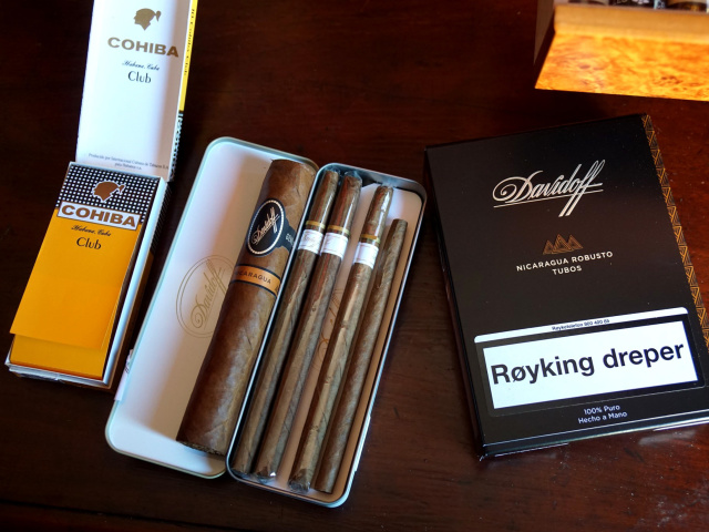 Обои Davidoff and Cohiba Cigars 640x480
