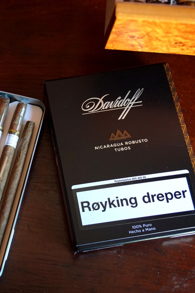 Обои Davidoff and Cohiba Cigars 640x960