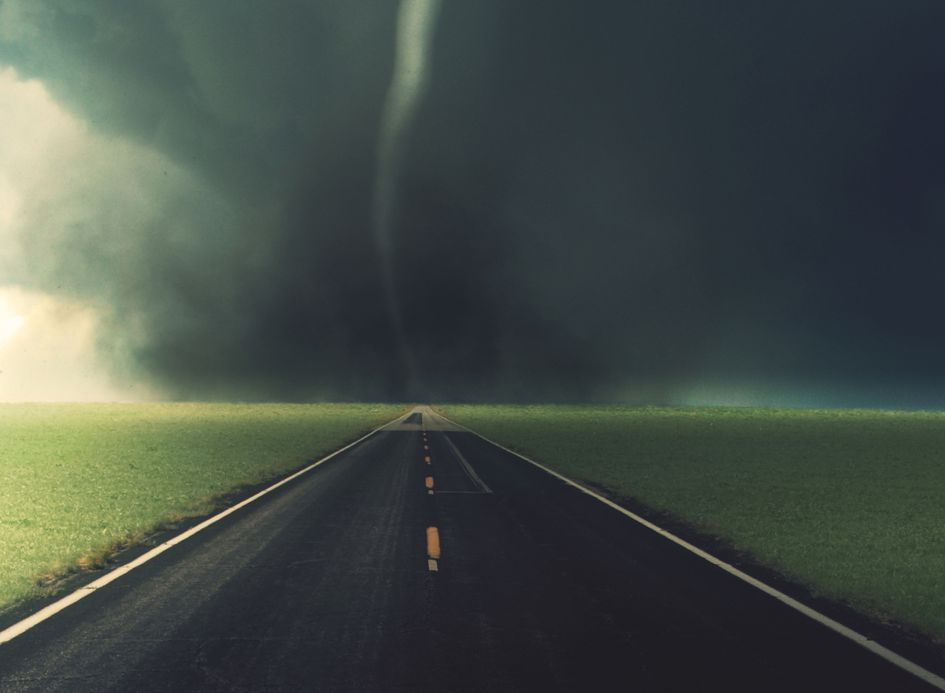 Обои Tornado 1920x1408