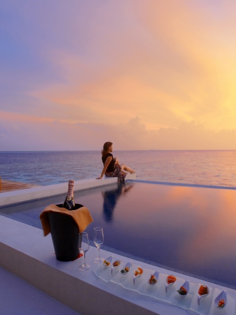 Das Maldives pool with girl Wallpaper 480x640