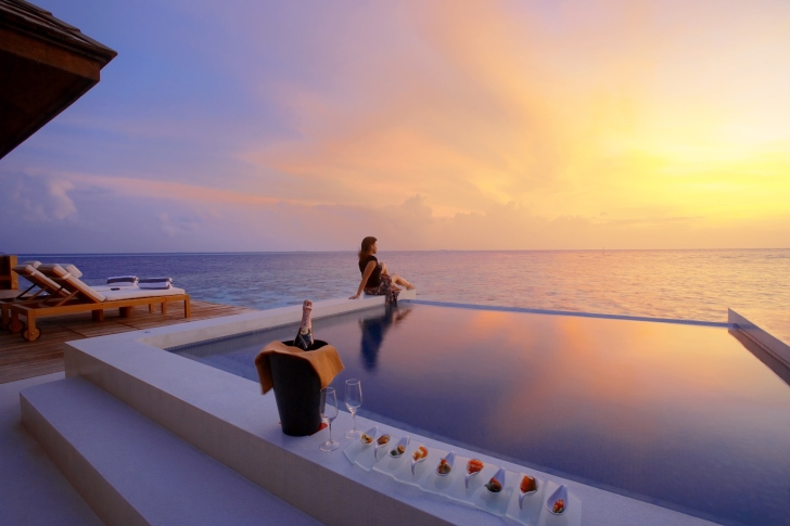 Обои Maldives pool with girl