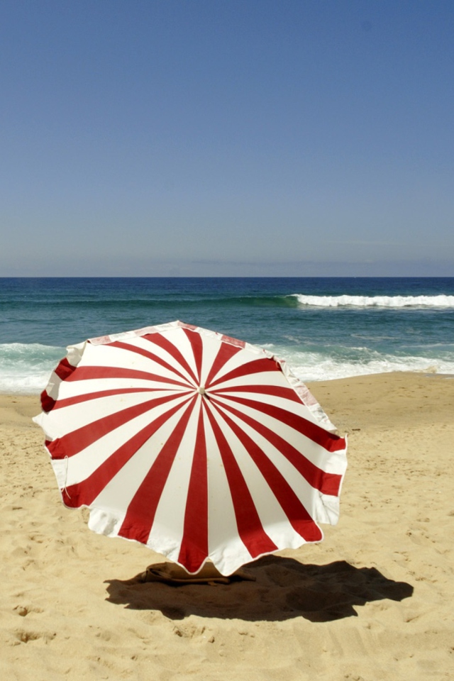 Fondo de pantalla Umbrella On The Beach 640x960