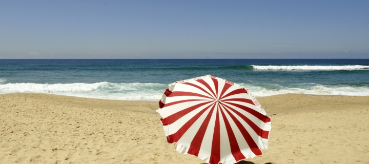 Das Umbrella On The Beach Wallpaper 720x320