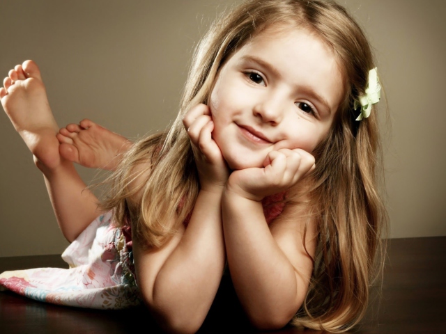 Pretty Cute Girl wallpaper 640x480