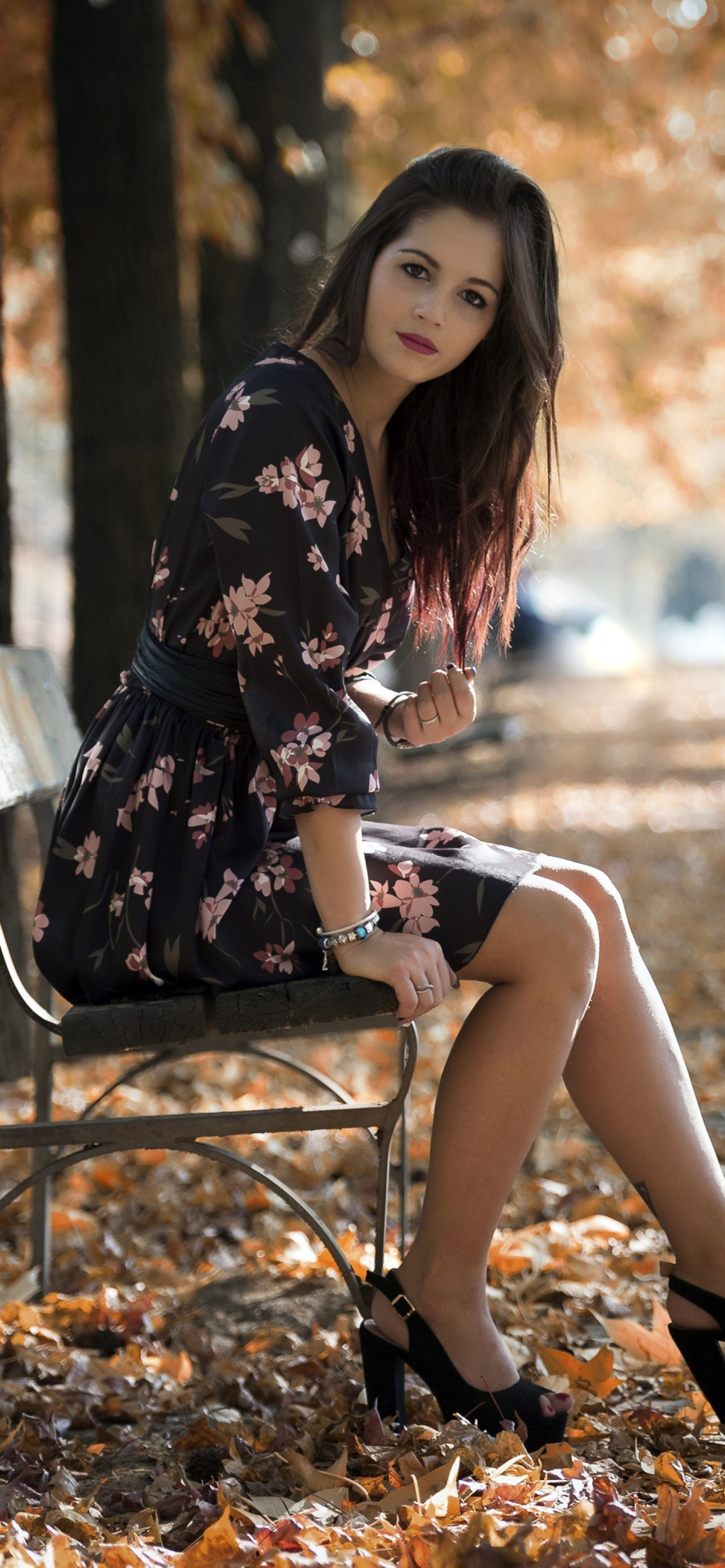 Caucasian joy girl in autumn park screenshot #1 1170x2532