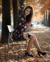 Обои Caucasian joy girl in autumn park 176x220