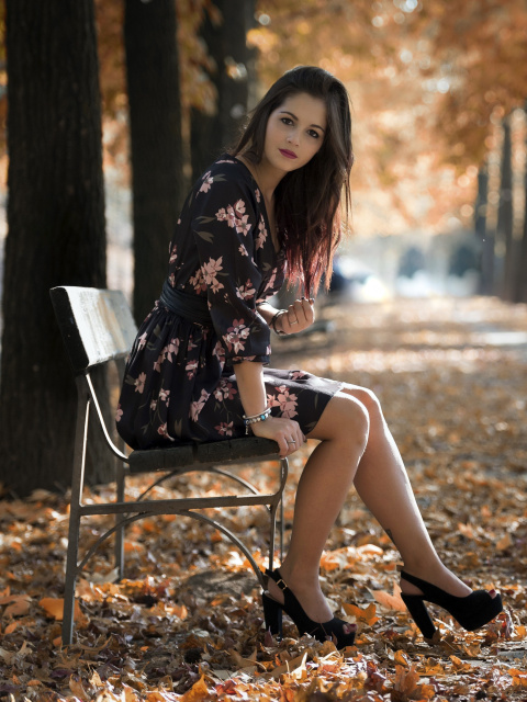 Обои Caucasian joy girl in autumn park 480x640