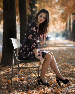 Kostenloses Caucasian joy girl in autumn park Wallpaper für Nokia X1-00