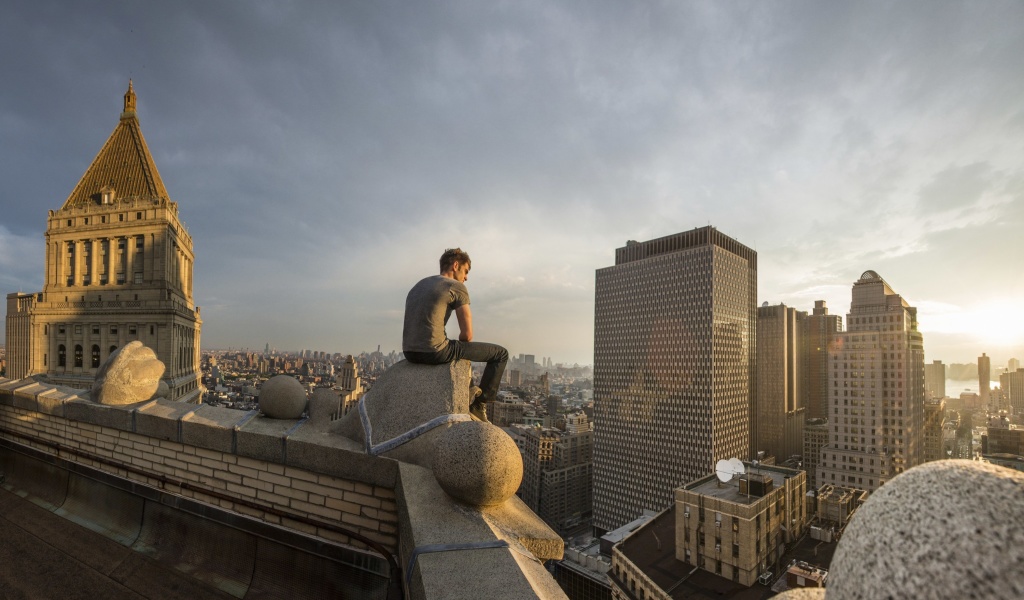 Fondo de pantalla Lonely Man on Roof 1024x600