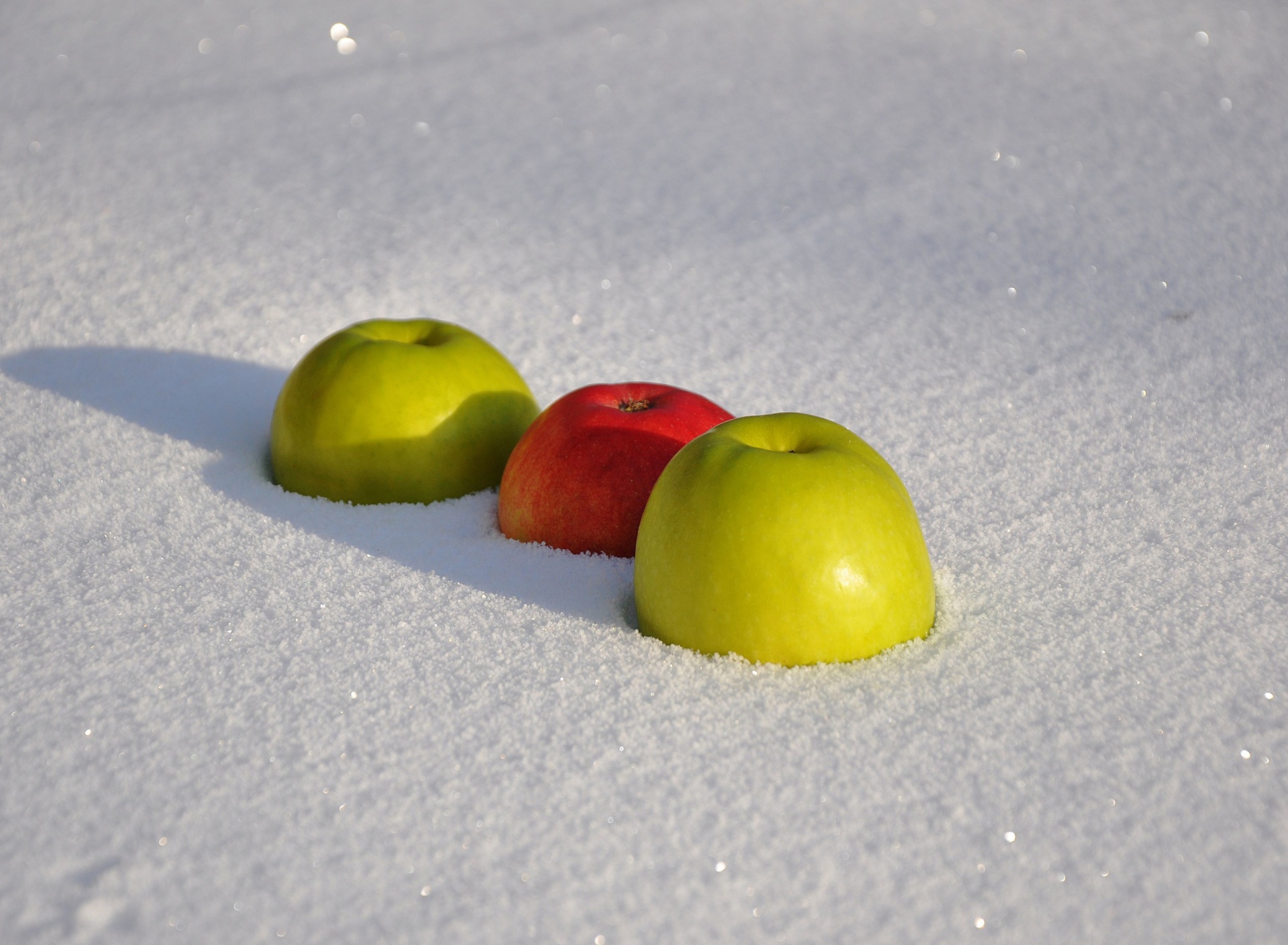 Обои Apples in Snow 1920x1408