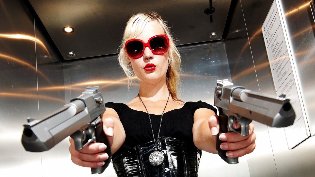 Fondo de pantalla Blonde girl with pistols 1280x720