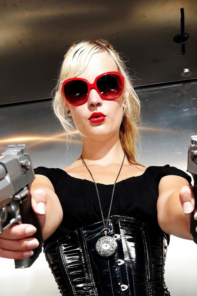 Sfondi Blonde girl with pistols 640x960