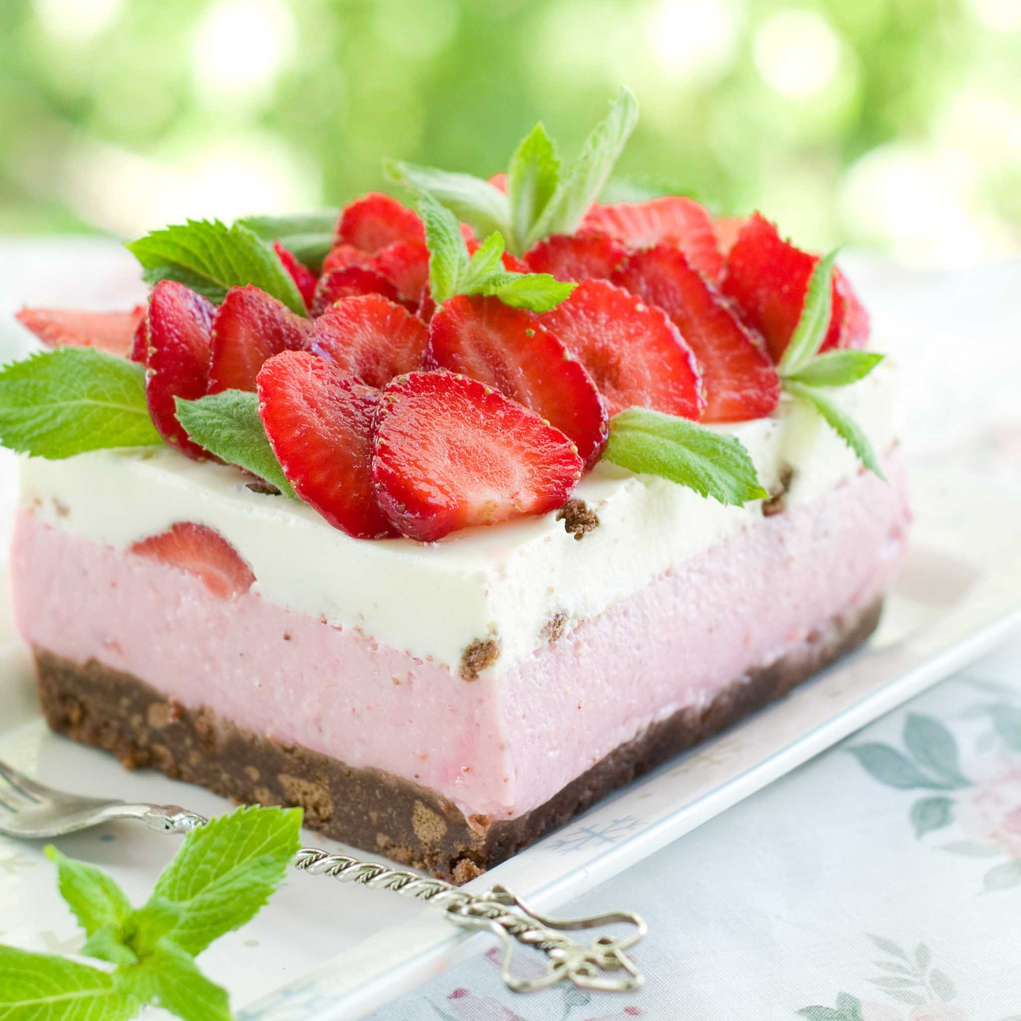 Sfondi Strawberry Cake 2048x2048