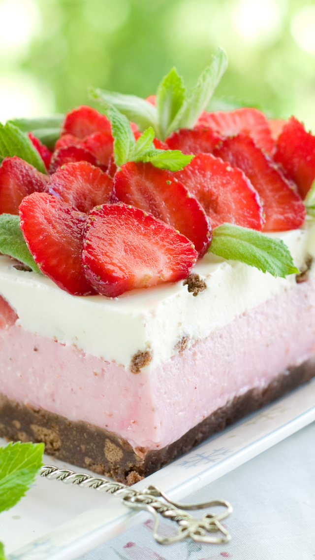 Das Strawberry Cake Wallpaper 640x1136