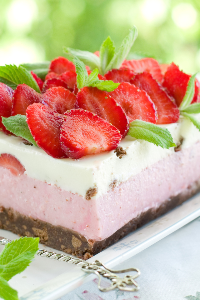 Das Strawberry Cake Wallpaper 640x960
