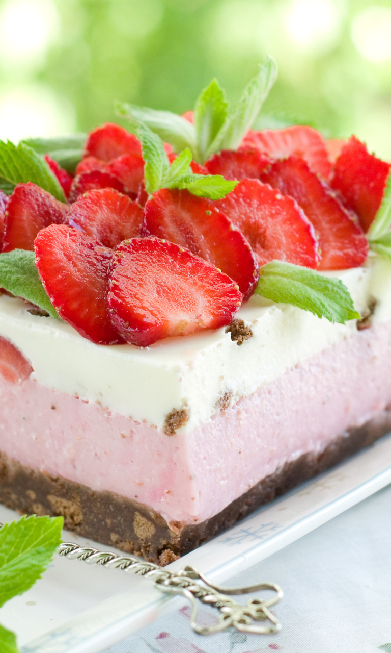 Fondo de pantalla Strawberry Cake 768x1280