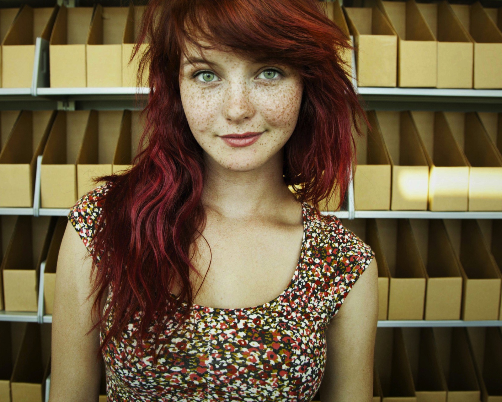 Das Beautiful Freckled Redhead Wallpaper 1600x1280