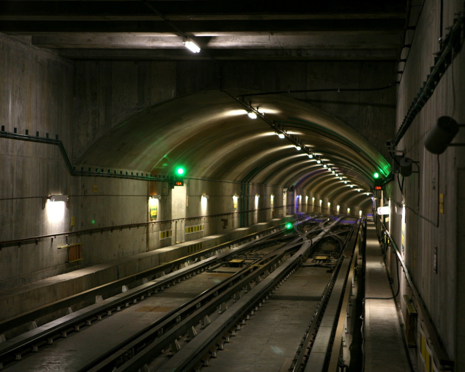 Das Deep Modern Subway Tunnel Wallpaper 1600x1280