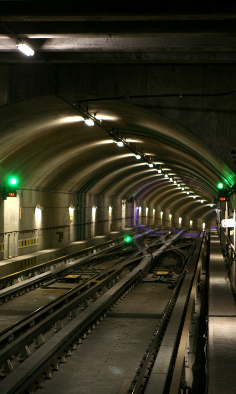 Sfondi Deep Modern Subway Tunnel 768x1280