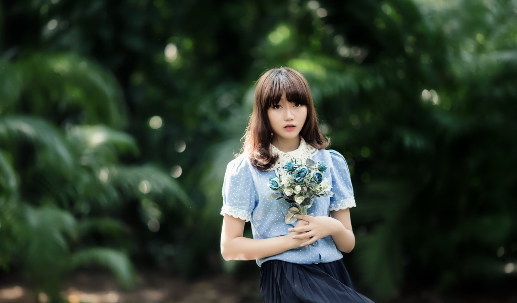 Fondo de pantalla Cute Asian Model With Flower Bouquet 1024x600