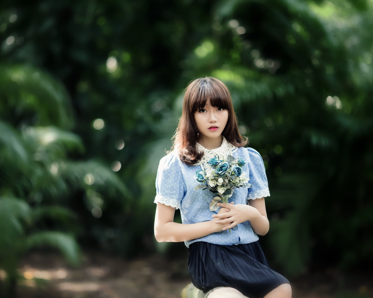 Das Cute Asian Model With Flower Bouquet Wallpaper 1280x1024