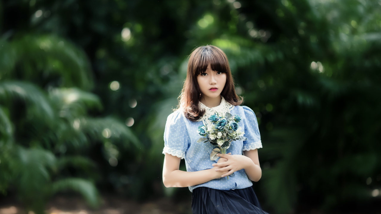 Fondo de pantalla Cute Asian Model With Flower Bouquet 1280x720