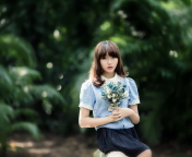 Fondo de pantalla Cute Asian Model With Flower Bouquet 176x144