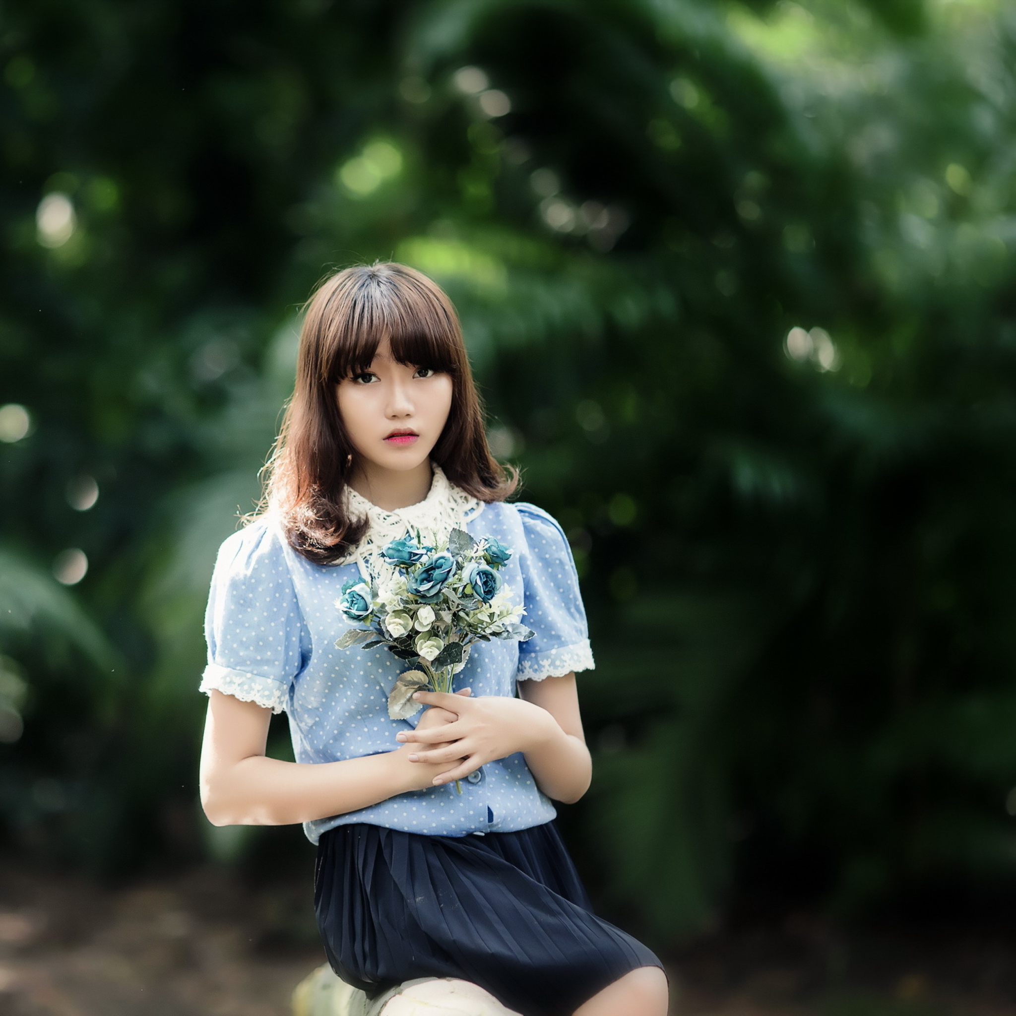 Fondo de pantalla Cute Asian Model With Flower Bouquet 2048x2048