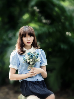 Fondo de pantalla Cute Asian Model With Flower Bouquet 240x320