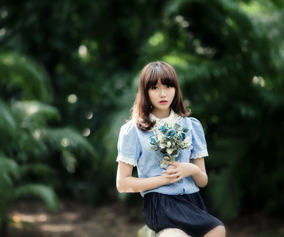 Cute Asian Model With Flower Bouquet screenshot #1 960x800