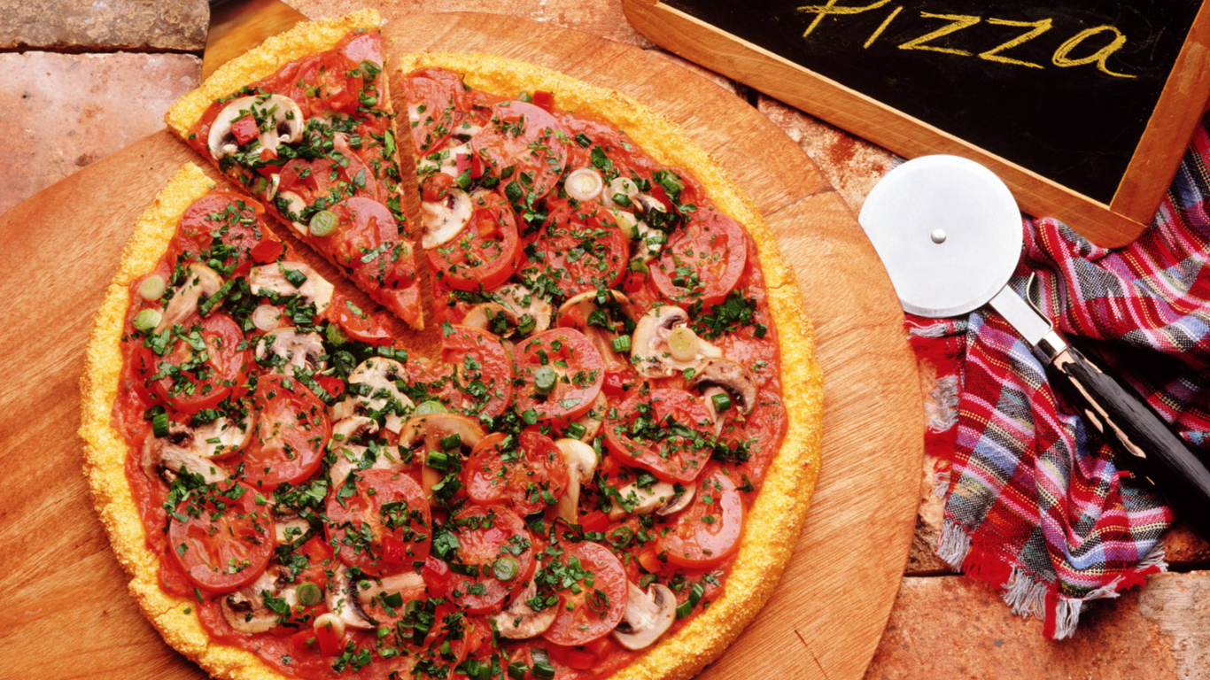 Das Pizza With Tomatoes And Mushrooms Wallpaper 1366x768