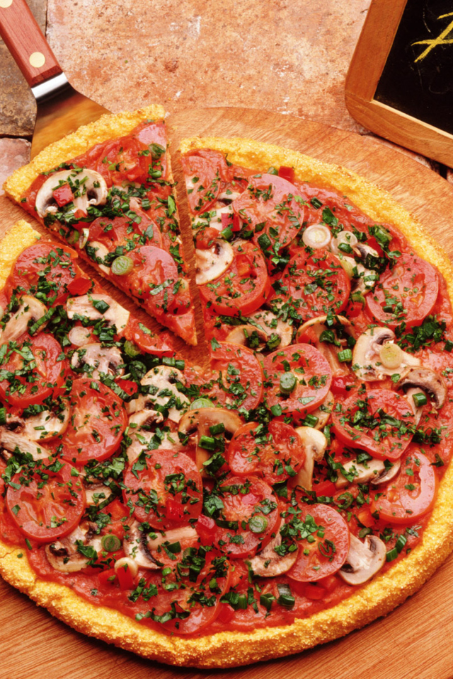 Sfondi Pizza With Tomatoes And Mushrooms 640x960