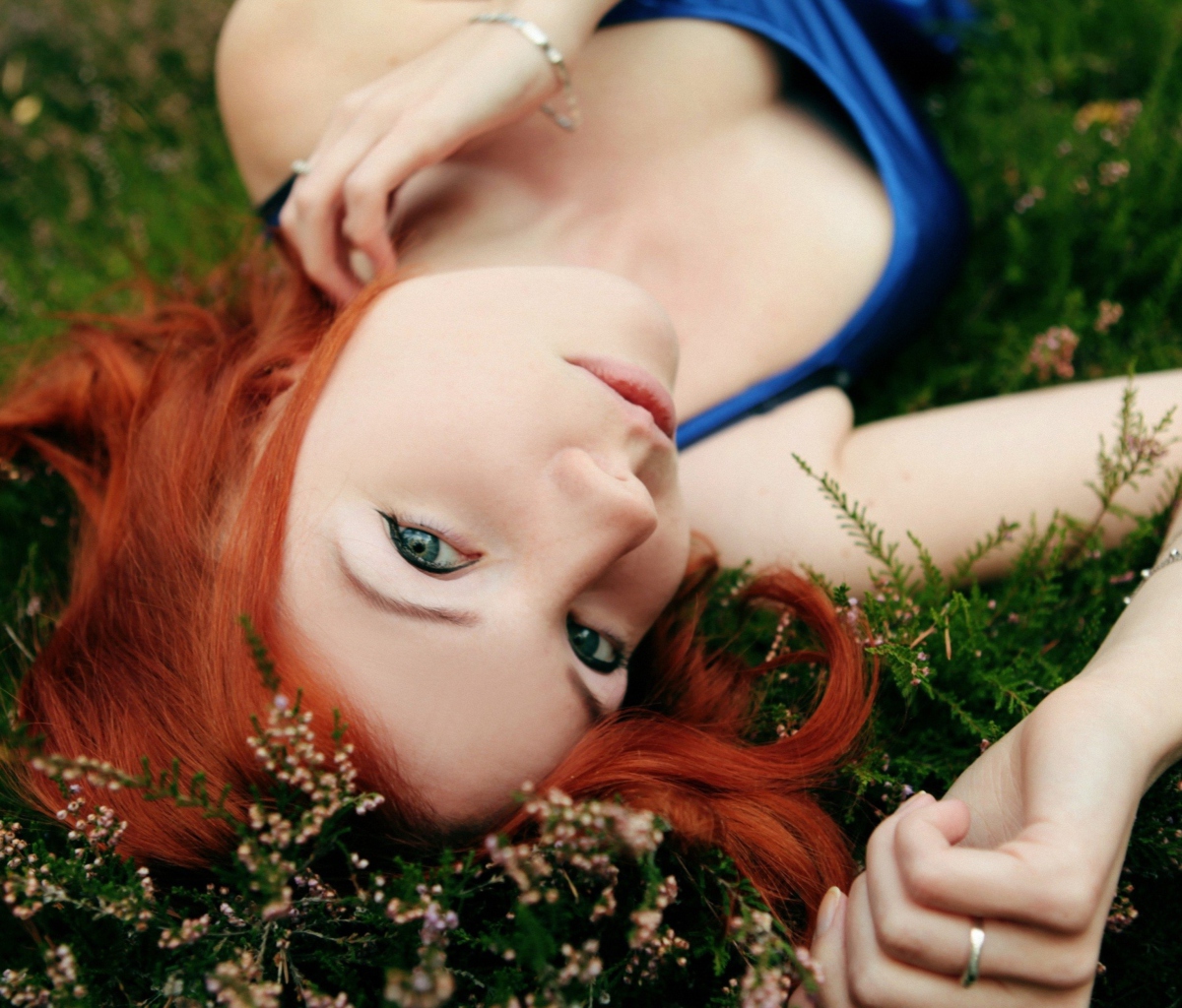 Обои Redhead Girl Laying In Grass 1200x1024