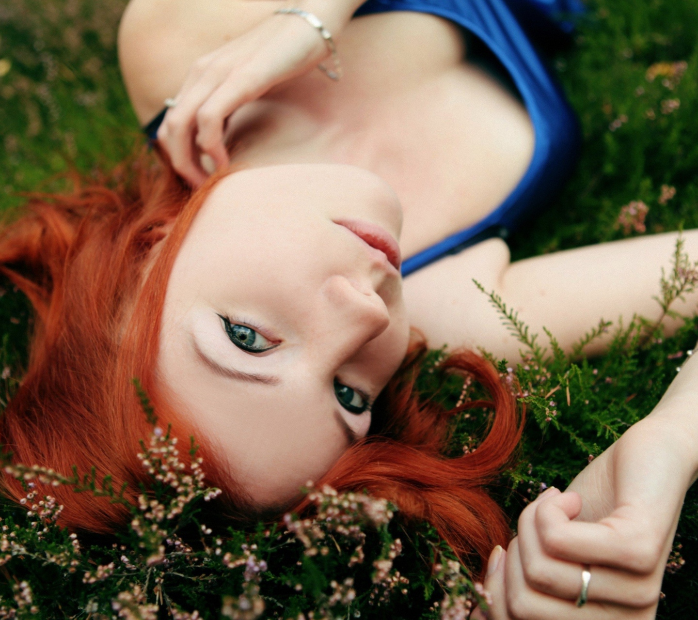 Обои Redhead Girl Laying In Grass 1440x1280