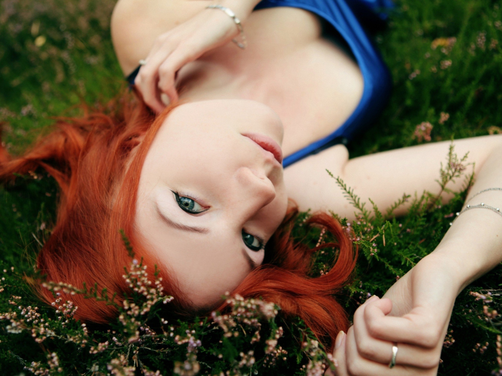 Обои Redhead Girl Laying In Grass 1600x1200