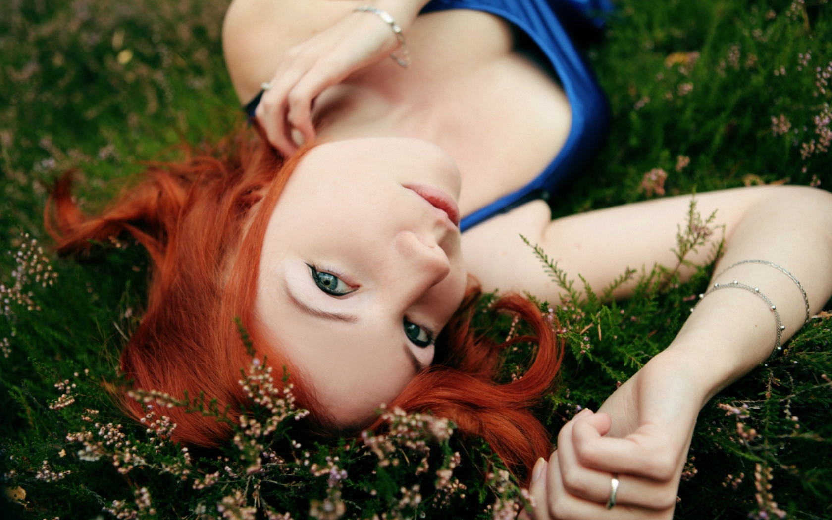 Fondo de pantalla Redhead Girl Laying In Grass 1680x1050