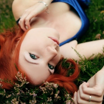 Das Redhead Girl Laying In Grass Wallpaper 208x208