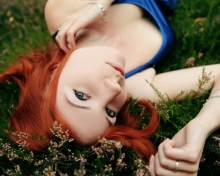 Das Redhead Girl Laying In Grass Wallpaper 220x176