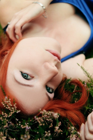 Das Redhead Girl Laying In Grass Wallpaper 320x480