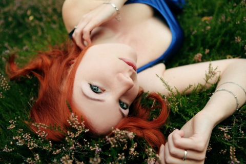Das Redhead Girl Laying In Grass Wallpaper 480x320