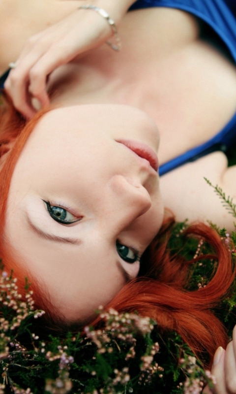 Sfondi Redhead Girl Laying In Grass 480x800