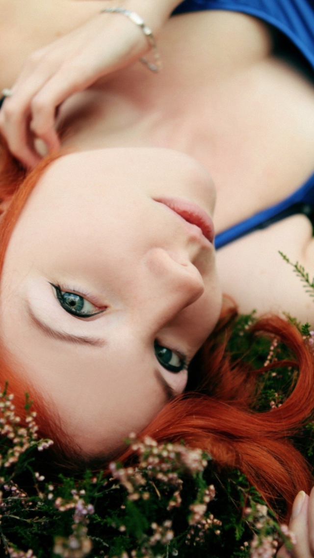 Обои Redhead Girl Laying In Grass 640x1136