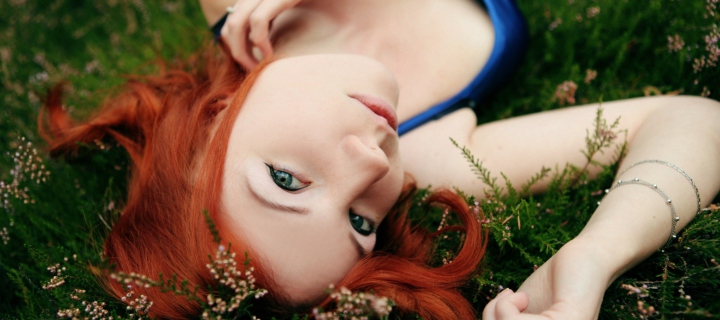 Das Redhead Girl Laying In Grass Wallpaper 720x320