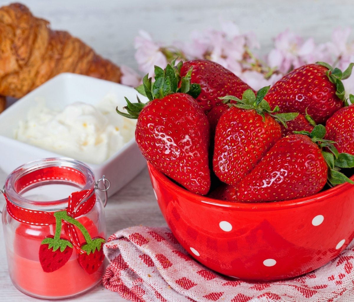 Обои Strawberry and Jam 1200x1024