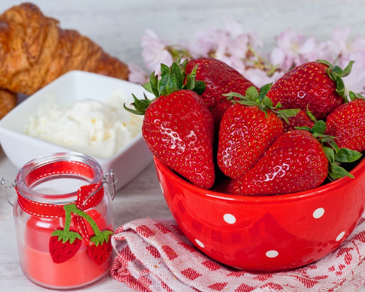 Strawberry and Jam wallpaper 1280x1024