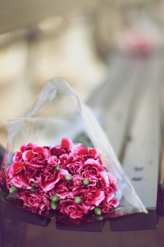 Sfondi Bouquet On Bench In Park 640x960