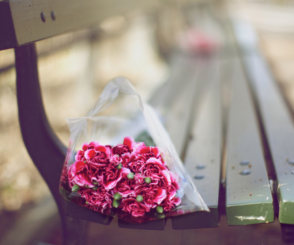 Bouquet On Bench In Park screenshot #1 960x800
