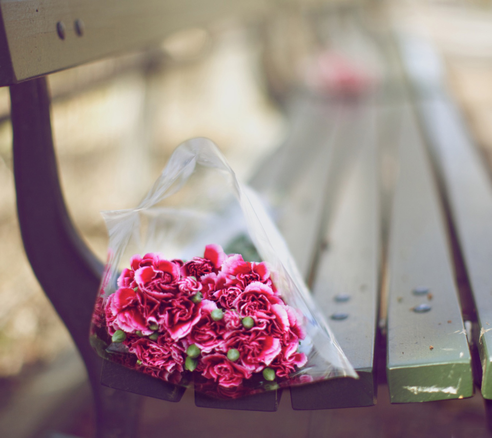 Обои Bouquet On Bench In Park 960x854