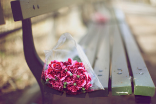 Bouquet On Bench In Park sfondi gratuiti per 1080x960