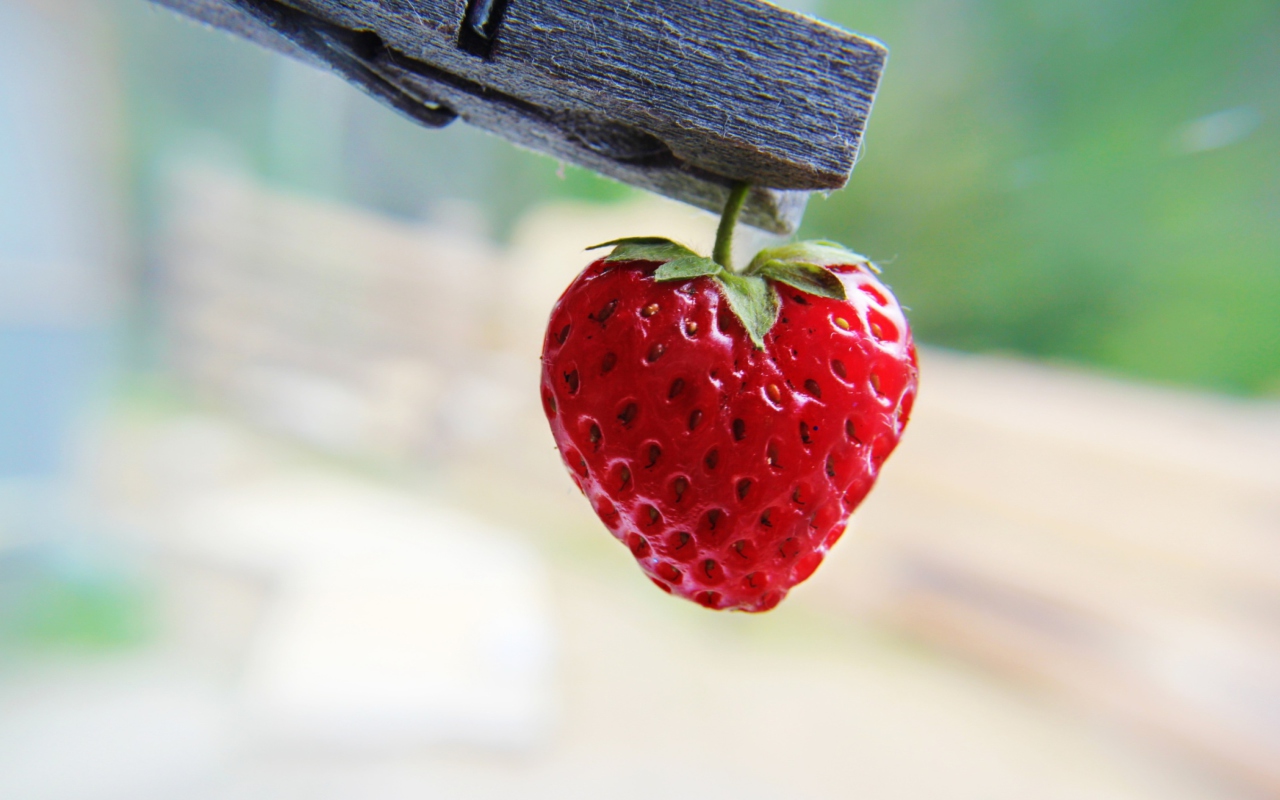 Red Strawberry Heart wallpaper 1280x800